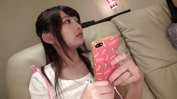 妓女们护送指间关联的拇指。 从业余的梦想弹内衣